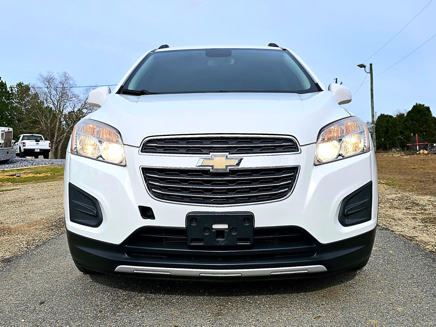 2016 White Chevrolet Trax LT (KL7CJLSB9GB) with an 1.4L L4 DOHC 16V engine, Automatic transmission, located at 18001 Kellogg Rd, Saucier, MS, 39574, (228) 832-1441, 39.421459, -76.641457 - Photo#2